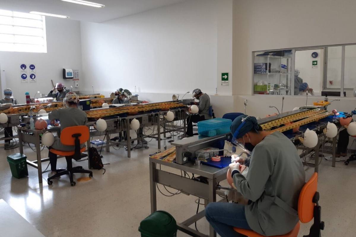 Un grupo de investigadores universitarios trabaja en el laboratorio de simulaciÃ³n clÃnica de la Universidad AutÃ³noma de Madrid (Foto: UAM).
